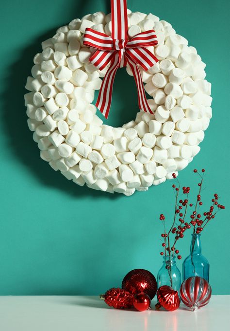 {HOLIDAY DIY: marshmallow wreath} | The Sweet Escape corona de nubes Cornflake Wreaths Marshmallows, Marshmallow Christmas Wreaths, Diy Christmas Foam Wreath, Loopy Yarn Christmas Wreaths, Loop Yarn Winter Wreath, Julkransar Diy, Homemade Christmas Wreaths, Winter Wreath Diy, Christmas Wreaths To Make