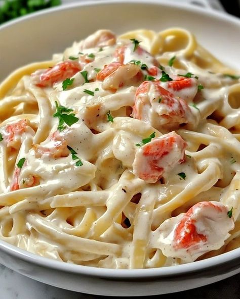 Crab Fettuccine Alfredo, Crab Fettuccine, Creamy Crab, Savory Meals, Fettuccine Alfredo, Pasta Lover, Edible Food, Healthy Lunch Recipes, Noodle Dishes