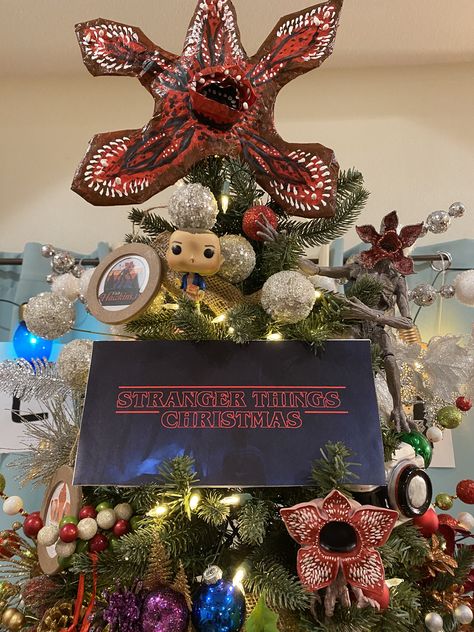 Stranger Things Christmas Decorations, Stranger Things Christmas Tree, Class Tree, Stranger Things Christmas, Harry Potter Christmas Decorations, Tree Themes, Harry Potter Christmas, Christmas Inspo, Small Christmas Trees