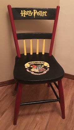 Harry Potter painted chair Harry Potter Furniture Ideas, Harry Potter Furniture, Harry Potter Desk, Harry Potter Teachers, Harry Potter Library, Harry Potter Bedroom Decor, Billy Porter, Stile Harry Potter, Harry Potter Painting