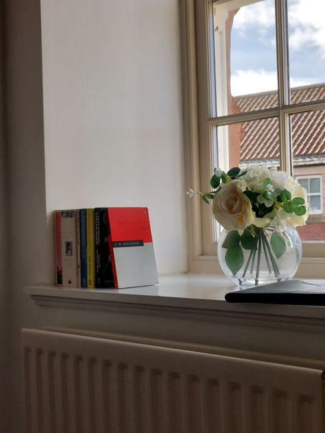 Books In Window Sill, Window Flowers, Window Ledge, Book Storage, Book Display, Book Shelf, Window Sill, Storage Ideas, Bookshelves