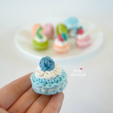 Blueberry Macaron Crochet - Free Pattern Crochet Macaroons Free Pattern, Macaron Crochet Pattern, Crochet Blueberry Amigurumi Free Pattern, Crochet Mini Cake Free Pattern, Crochet Sweets Free Patterns, Crochet Macaron Pattern Free, Crochet Blueberry Pattern Free, Amigurumi Food Free Pattern, Macaroon Crochet