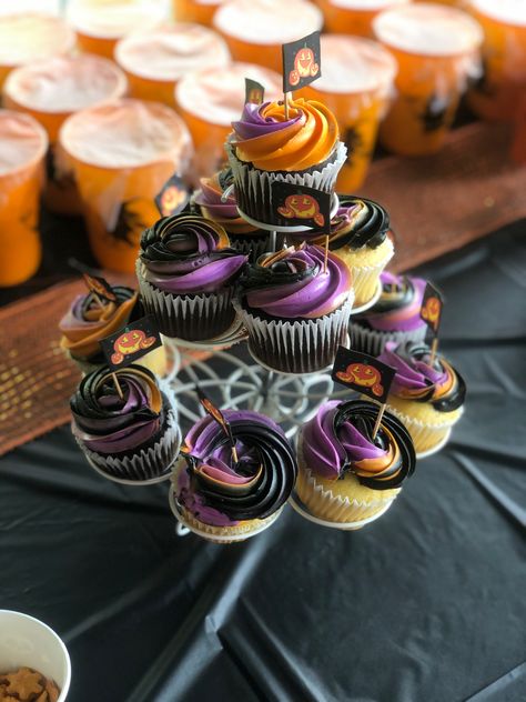 Halloween Gender Reveal Cupcakes, Halloween Baby Shower Theme Boys, Halloween Baby Shower Desserts, Halloween Baby Shower Cupcakes, Halloween Baby Shower Food, Halloween Baby Shower Cake, Baby Shower Finger Foods, Baby Shower Cupcakes For Girls, Halloween Gender Reveal