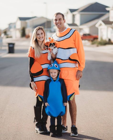 Disney family Halloween costumes. Nemo, Marlin, Dory, and Hank Dory Halloween Costume, Disney Family Halloween Costumes, Seashell Costume, Finding Dory Costume, Dory Costume, Family Costumes For 3, Disney Family Costumes, Finding Nemo Costume, Nemo Costume