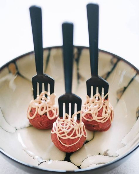 Celebrate with Cake Pops🍰🍭 on Instagram: “Dinner is served 🙈🙈😂😂 . . . . . @lane.ave.studio . . #cakepopsbyelisa #cakepops #meatballcakepops #meatball #funnycakepops #birthday…” Meatball Cake Pops, Meatball Cake, Truffle Ideas, Dinner Is Served, Cakepops, Cake Pops, Oh Baby, Meatballs, First Birthdays