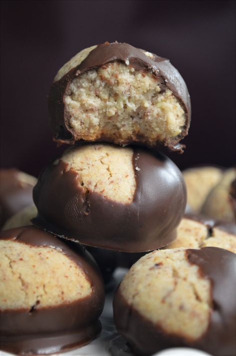 Chocolate Dipped Almond Ball Cookie Ball Cookies, How To Temper Chocolate, Snowball Cookies, Cookie Videos, Chocolate Covered Treats, Cookie Ball, Buttery Cookies, Kisses Chocolate, Almond Cookies