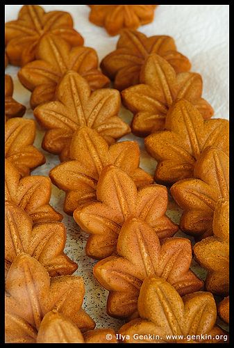 Momiji Manju (traditional Miyajima cookies), Miyajima, Honshu, Japan  (Pretty!) Manju Recipe, Japanese Dessert Recipes, Japanese Cookies, Japanese Wagashi, Cake Shapes, Japanese Candy, Japanese Dessert, Sweet Cake, Food Places