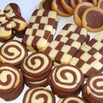 Who doesn't love chocolate and vanilla swirled together! And its a cookie! awesome =D Black And White Cookie Recipe, Checkerboard Cookies, Czech Food, Icebox Cookies, Pinwheel Cookies, Black And White Cookies, White Cookie, Holiday Favorite Recipes, Czech Recipes