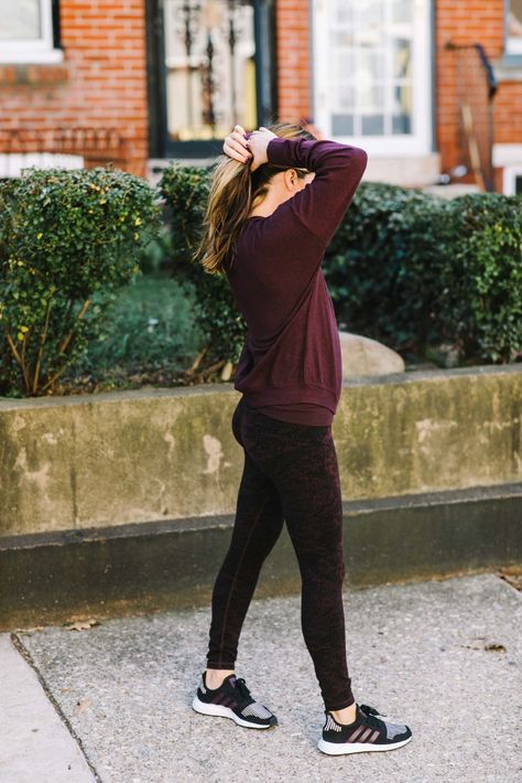 Nailed It: A Workout Outfit That's Sustainable, Supportive & Comfy | The Mom Edit Burgundy Leggings Outfit, Leggings Outfit Workout, Workout Leggings Outfit, Exercise Fashion, Leggings Outfit Winter, Leggings Outfit Fall, Burgundy Leggings, Diet Exercise, Workout Yoga