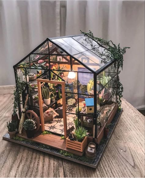 Miniature Greenhouse, Doll House Plans, Mini Doll House, Doll House Crafts, Dollhouse Miniatures Diy, Quick Crafts, Fairy Garden Houses, Miniature Plants, Miniature Rooms