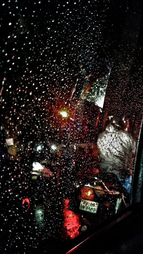 Looking out through the car's window on a rainy night, with your earphones plugged in, listening to some music that makes you dream Rainy Car Window Aesthetic Night, Rainy Night Instagram Story, Raining Car Window Aesthetic, Rain Car Window Night, Rainy Car Window Aesthetic, Rainy Night Car, Rainy Car Window, Rainy Window, Window Photography