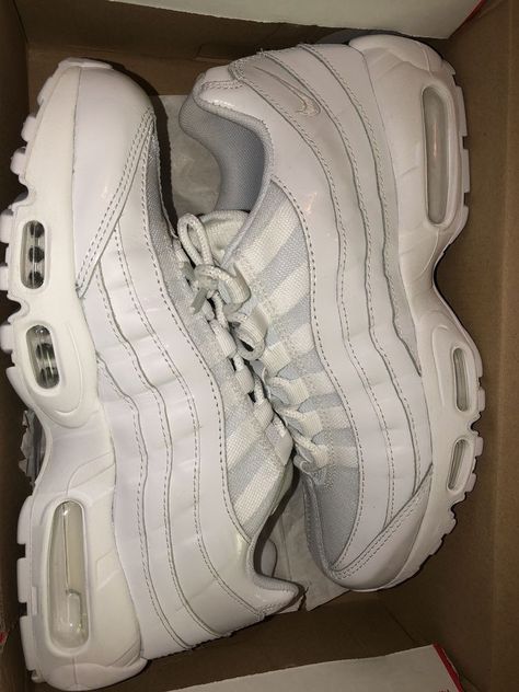 Nike Air Max 95 Triple White, 95s Nike, Air Max 95 White, Airmax 95, Shoe Inspo, Air Max 95, Nike Air Max 95, Dream Shoes, Mode Streetwear