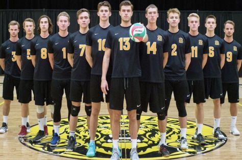 Boys Volleyball Pictures, Volleyball Team Photos, Volleyball Team Pictures, Boys Volleyball, Mens Volleyball, Volleyball Clubs, Senior Year Of High School, Team Photography, Volleyball Pictures