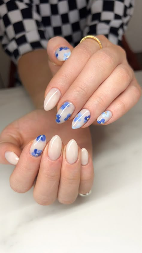 Europe Aesthetic Nails, Hydrangea Nail Design, Simple Rose Nail Art, Floral Blue Nails, Abstract Spring Nails, Light Blue Floral Nails, Pregnancy Nails Designs, Blue And White Floral Nails, Floral Nails Blue