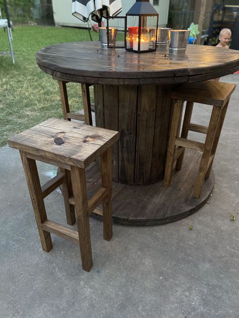 Wooden Spool Tables Diy, Diy Wire Spool Table, Wire Spool Ideas Outdoor, Wire Spindle Ideas, Diy Wooden Spool Projects, Spool Ideas Outdoor, Diy Wire Spool Ideas Projects, Spool Projects Diy, Spool Table Ideas Outdoors