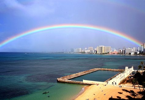 Free Things to Do in Waikiki - Hit the Beach, Listen to Music, Take in a Show Living In Hawaii, Uss Arizona Memorial, Tropical Islands Paradise, Moving To Hawaii, Hawaii Volcanoes National Park, Hawaii Life, Waikiki Beach, Beautiful Pools, Pearl Harbor