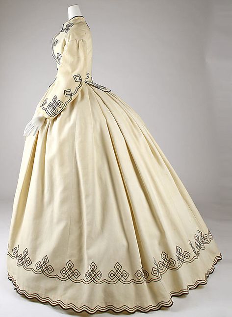 1862-1864 ___ Dress, Promenade ___ Cotton ___ American ___ at The Metropolitan Museum of Art ___ (the original the Simplicity Pattern is based loosely on) ___ photo 2 Promenade Dress, 1860s Dresses, 1860 Fashion, 1800s Fashion, 19th Century Fashion, Old Dresses, Victorian Clothing, Antique Dress, Vintage Gowns