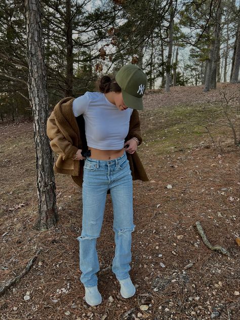 Woods Outfit Forests, Forest Outfit Summer, Arkansas Outfit, Cabin Pictures Instagram, Camping Instagram Pictures, Cabin Outfits, Pose Inspo Instagram, Camping Solo, Arkansas Camping