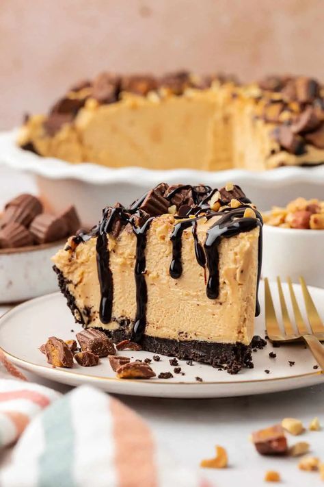 Calling all peanut butter lovers! Whether it's the middle of the summer and it's too hot to turn your oven on, or you're just craving peanut butter this easy no bake peanut butter pie recipe is out of this world delicious. An easy 3-ingredient cookie crust, and simply no bake filling this dessert will be gobbled up. Peanut Butter Pie Easy, Peanut Butter Pie Recipe No Bake, No Bake Peanut Butter Pie, Easy Peanut Butter Pie, Peanut Butter Pie Recipe, Butter Pie Recipe, 3 Ingredient Cookies, Pie Easy, No Bake Peanut Butter