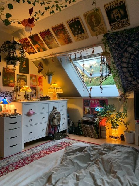 Funky Bedroom Ideas Modern, Bright Maximalist Decor Bedroom, Hippie Rooms, Sala Grunge, Rum Inspo, Hippie Room, Casa Retro, Hippy Room, Chill Room