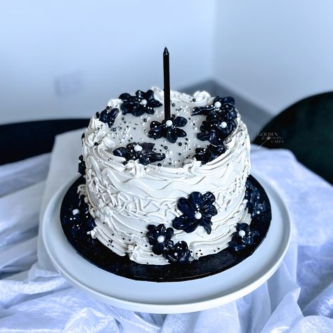 Black and white cake inspo via pintrest Abstract Cake, Black And White Cake, Cake Inspo, Floral Abstract, White Cake, Love Cake, Buttercream Cake, Abstract Floral, Vintage Floral