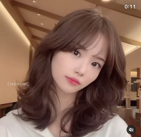 Korean Hairstyle Medium Shoulder Length, Cute Haircuts Bangs, Korean Medium Hair With Bangs, Korean Medium Haircut With Bangs, Romantic Haircut, Medium Haircuts With Bangs, Hair Style Korea, Hair Inspiration Short, Hair Up Styles