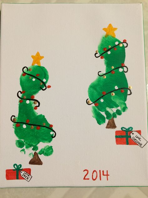 Diy footprint Christmas tree Tree Footprint Craft, Foot Christmas Tree Craft, Christmas Tree Footprint Craft, Footprint Christmas Tree, Christmas Tree Footprint, Christmas Handprints, Christmas Tree Footprints, Diy Christmas Wrapping Paper, Christmas Footprint