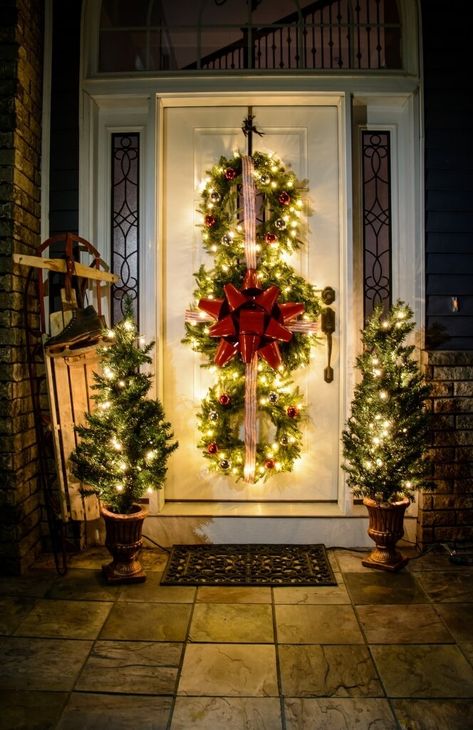 70 Outdoor Christmas Decor Ideas That Communicate Elegance Best Outdoor Christmas Decorations, Christmas Front Porch, Christmas Front Doors, Christmas Porch Decor, Christmas Decorations Diy Outdoor, Christmas Wreaths To Make, Christmas Wreaths For Front Door, Front Porch Decorating, Front Porch Christmas Decor