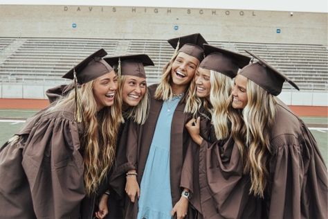 Preconvo Photoshoot, Graduation Group Photoshoot, Group Photoshoot Ideas, Ucf Graduation Pictures, Graduation Pictures Ideas, Convocation Photography, Couple Graduation Pictures, Poses Graduation, High School Graduation Pictures