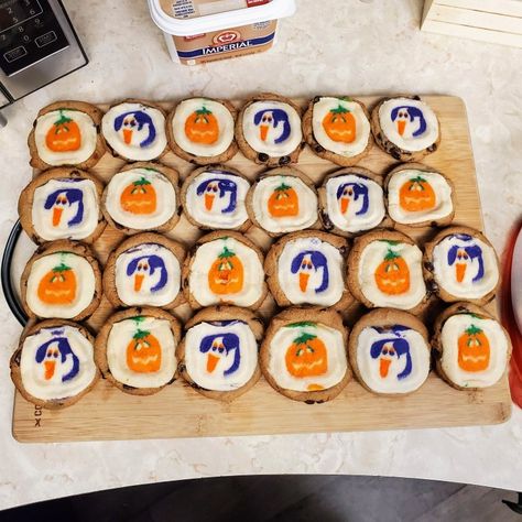 Pillsbury Halloween Sugar Cookies w/Chocolate Chip Cookies Pillsbury Halloween Cookies, Halloween Bakes, Pillsbury Chocolate Chip Cookies, Brands Packaging, American Halloween, Pillsbury Cookies, Preppy Halloween, Easy Halloween Cookies, Sweet Foods