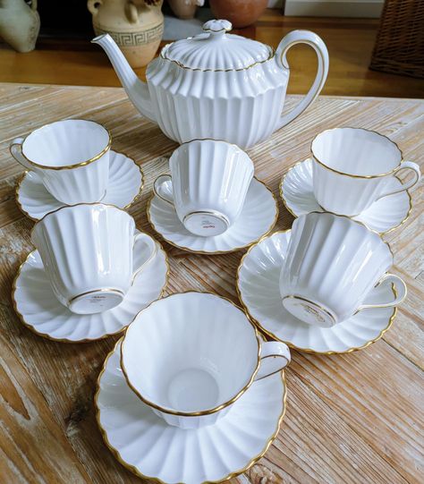 Spode Midas Tea Set. Simple white elegance with gold rims. Generous size cups. All In great condition without any chips, cracks or crazing. This set includes 1x Large Teapot 6x Cups (8.5cm/3.5" in diameter and 7cm/2.7" tall 6x Saucers Price for the set is £95 plus postage #antiqueandvintagebynes #spodemidas #spodeteaset #vintageteaset Teapot Set, White Elegance, Tea Sets Vintage, Simple White, Tea Set, Tea Pots, Conditioner, Chips, Tea