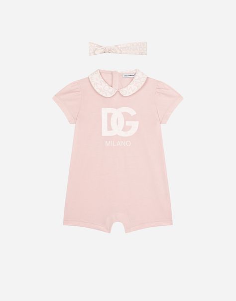 2-piece gift set in cotton jersey: Onesie: Pink Round neck with collar Short sleeves DG Milano logo print Small concealed press-stud fastenings on the back and crotch Matching cotton jersey hairband: Pink All-over logo print Front bow Gathered back The item in the size 6/9 months measures 39.5 cm in length Made in Italy Luxury Baby Fashion, Rp Outfits, Luxury Baby Clothes, Baby Swag, Dg Logo, Baby Girl Shorts, Feminine Chic, Dolce And Gabbana Kids