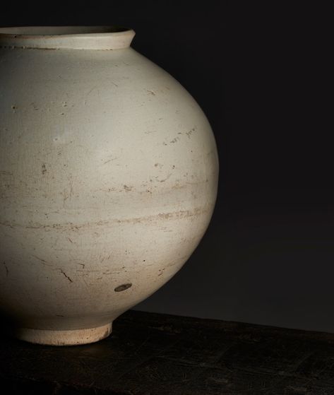 Korean Moon Jar, Moon Jars, Moon Jars Ceramics, The Moon Tonight, Korean Pottery, Moon Jar, Wall Weave, Korean Traditional, A Perfect Circle