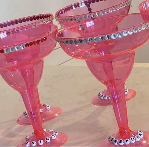 Pink Neon Birthday Party, Brats Doll Birthday Party Ideas, Hot Pink Disco Birthday Party, Brats Party Theme, Y2k Club Birthday Party, Cancun Birthday Ideas, 50 Shades Of Pink Party Ideas Outfits, Bratz Party Theme Decorations, Bratz Birthday Party Ideas 21