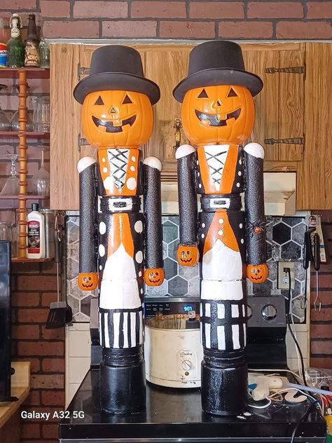 Pumpkin Nutcracker Diy, Halloween Nutcrackers Diy, Halloween Nutcrackers, Timber Crafts, Holiday Crafts Halloween, Halloween Tiktok, Creepy Halloween Props, Halloween Yard Art, Costume Ideas Halloween