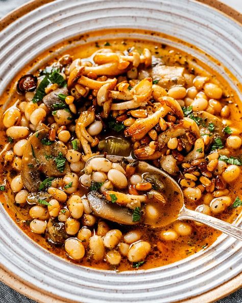 Mushroom And Beans Recipes, Stewed Mushrooms, Beans And Mushrooms Recipe, Mixed Bean Recipes, Legumes Recipes, Magical Fruit, Lazy Dinner, Veggie Dinners, Mushroom Side Dishes