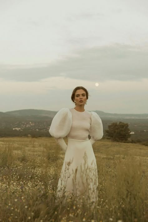 Old Fashioned Goulash, Field Photoshoot, Photography Dress, Fashion Photography Inspiration, Foto Poses, Bridal Fashion Week, Foto Art, Photo Images, Mode Inspo