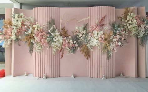 Ripple Backdrop, Bridal Table Flowers, Wedding Proposal Ideas Engagement, Stage Backdrop Design, Minimalist Wedding Reception, Engagement Stage Decoration, Wedding Stage Backdrop, Reception Backdrop, Wedding Reception Backdrop