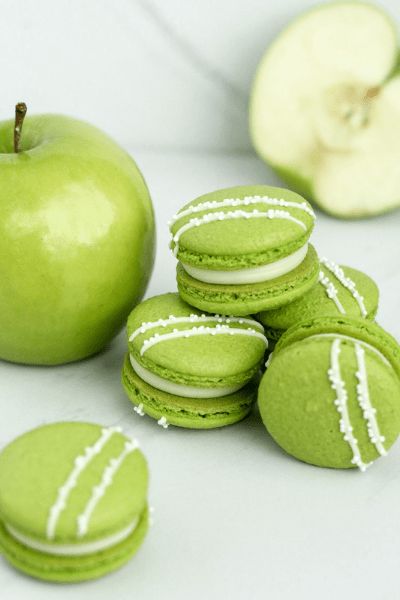 Green Apple Macarons, Apple Macarons Recipe, Green Macaron Flavors, Caramel Apple Macarons, Green Pastries, Pear Macarons, Green Macaroons, Apple Macarons, Green Macarons