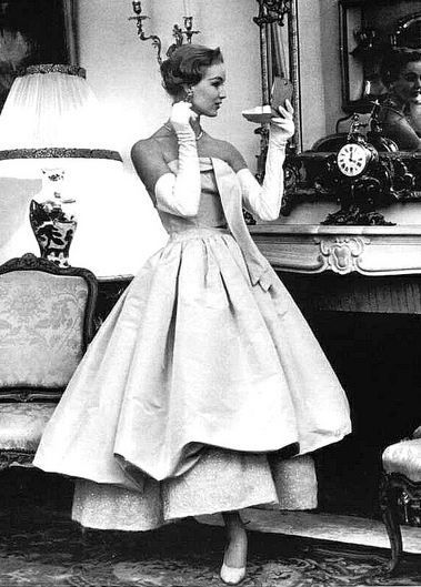 The 1950s dresses are one of the most beautiful women fashion styles of all time. These vintage black and white pictures will prove this.   ... Dior Collection, Cristóbal Balenciaga, Fifties Fashion, Dior Vintage, Paris Mode, Fashion 1950s, Vintage Fashion Photography, Lucille Ball, Retro Mode