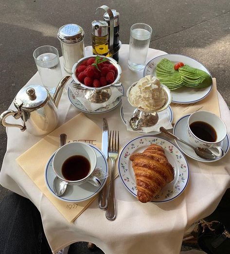 𝚃𝙷𝙴 𝙿𝙰𝚁𝙸𝚂𝙸𝙰𝙽 𝙲𝙷𝙸𝚀𝚄𝙴 on Instagram: “#theparisianchique | via @iliridakrasniqi” Carette Paris, French Breakfast, Food Is Fuel, Wine And Dine, Breakfast Time, Cafe Food, Interesting Food Recipes, Cute Food, Yummy Drinks