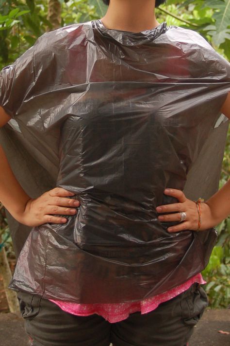 Rain in the forecast and you're not prepared? Find a garbage bag and make your own poncho in a couple quick steps! Diy Poncho No Sew, How To Make A Poncho, No Sew Cape, Plastic Outfit, Traditional Black Tattoo, Carnival Festival, Rain Poncho, Evil Dead, Garbage Bag