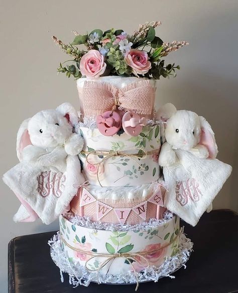 Baby In Bloom Diaper Cake, Diaper Bouquet Diy, Twin Diaper Cake, Diaper Bouquet, Girl Baby Shower Centerpieces, Baby Shower Baskets, Baby Shower Diaper Cake, Baby Diaper Cake