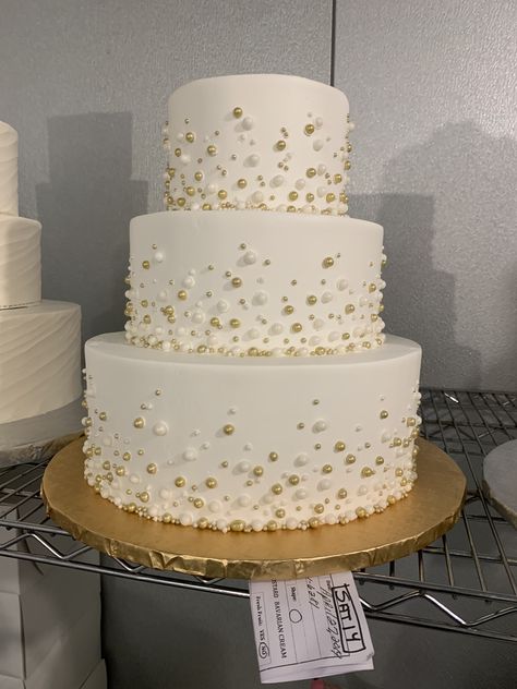 Nye Wedding Cake Ideas, Gold Pearl Wedding Cake, New Years Wedding Cake, Nye Wedding Cake, White And Gold Cake Ideas, Sparkle Wedding Cakes, Chanel Birthday Cake, Gold And White Cake, Wedding Cake Simple Elegant