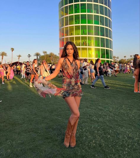 Tommorowland Outfit Ideas, Hippy Rave Outfits, Coachella Picture Ideas, Festival Poses Ideas, Festival Fairy Outfit, Coachella Photoshoot, Hippie Rave Outfits, Acl Festival Outfit, French Fits