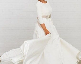 Country Bridal Gown, Simple Satin Wedding Dress, Italian Wedding Dresses, Simple Wedding Dress Beach, Long Sleeve Wedding Gowns, Wedding Shoes Comfortable, Boho Bridal Gowns, Wedding Gowns With Sleeves, Beach Wedding Dress Boho