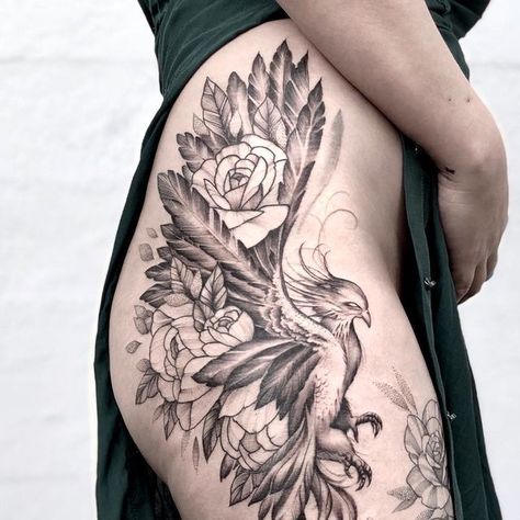 ꧁𝑨𝒏𝒏𝒍𝒊𝒆 𝑾𝒊𝒍𝒍𝒎𝒂𝒏𝒏 𝑷𝒆𝒕𝒆𝒓𝒔𝒆𝒏꧂ on Instagram: "Fantasy, feminine Phoenix🌹🌹 #phoenix #tattoo #phoenixtattoo #harrypotter #harrypottertattoo #hptattoo #ink #phoenixart #hip #hiptattoo #legtattoo #flowertattoo #femininetattoo" Harry Potter Hip Tattoo, Bird Tattoo On Hip, Rising Phoenix Tattoo Feminine Hip, Phoenix Thigh Tattoo For Women, Harry Potter Leg Tattoos, Bird Hip Tattoo, Phoenix Tattoo Thigh, Phoenix Tattoo Leg, Harry Potter Phoenix Tattoo