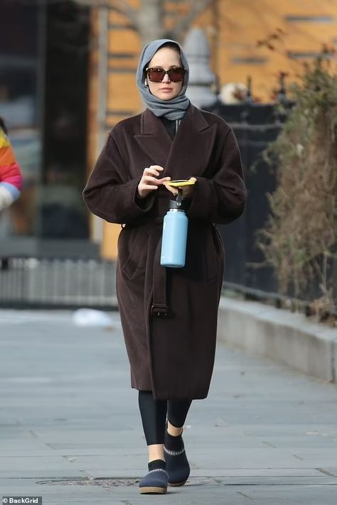 Jennifer Lawrence bundles up in a grey head scarf and oversized brown coat while heading for an afternoon workout at the gym in New York | Daily Mail Online Oversized Brown Coat, Jennifer Lawrence Street Style, Jennifer Lawrence Style, Alo Leggings, Luxury Street Style, Best Actress Award, Spring Layers, Luxurious Dresses, Celebrities Fashion