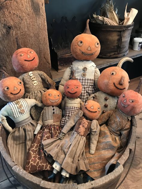 Pumpkin doll made from old doll bodies. Primitive Pumpkin Head Dolls, Primitive Halloween Dolls, Primitive Pumpkin Dolls, Arts And Crafts Halloween, Pumpkin Head Doll, Primitive Dolls Handmade, Primitive Decorations, Primitive Pumpkins, Prim Halloween