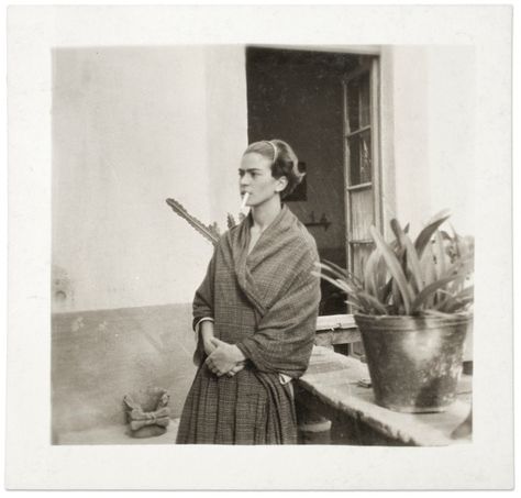 Frida Kahlo in the Casa Azul, Anonymous, 1930. Freida Kahlo, Tina Modotti, Mystic Girls, Frida And Diego, Frida Kahlo Art, Diego Rivera, Extraordinary Life, Tiny Dogs, White Photo